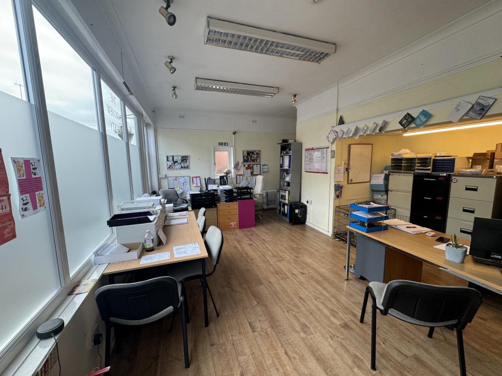 Lot: 17 - MIXED USE PROPERTY FOR INVESTMENT OR OCCUPATION - View of the interior of the commercial unit